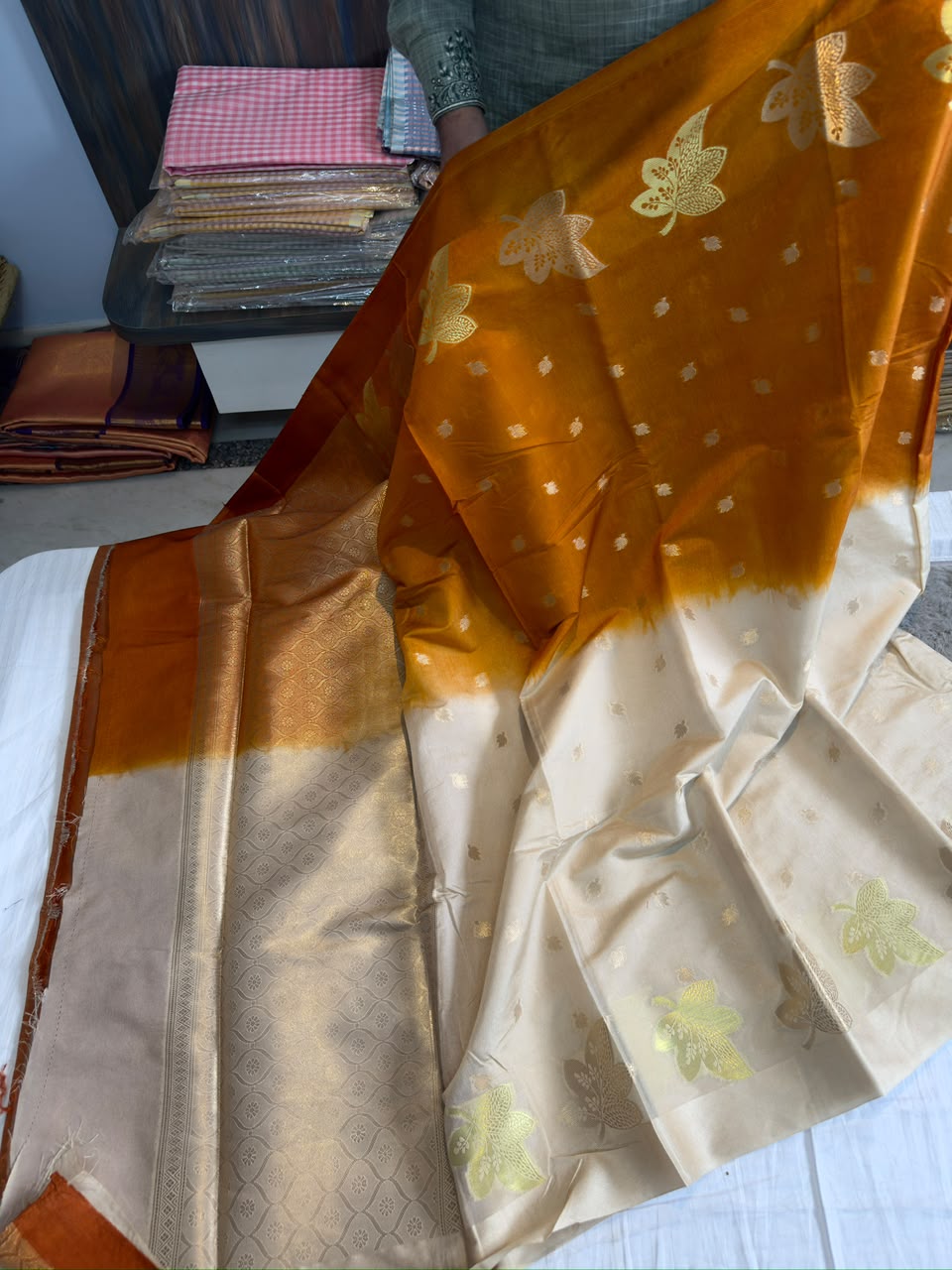 Banarasi Soft Silk Leaf Weaving Border Saree